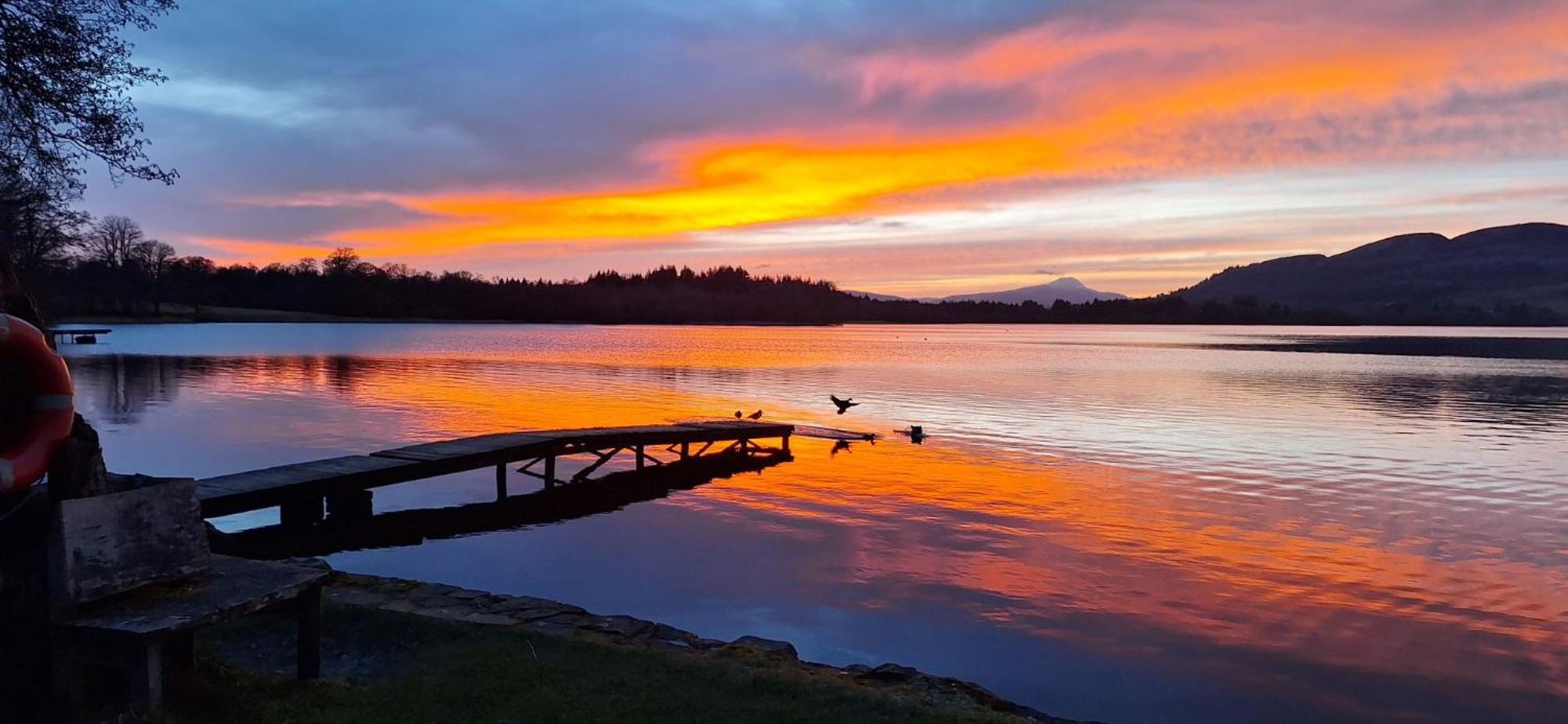 ホテル Lochend Chalets Port Of Menteith エクステリア 写真